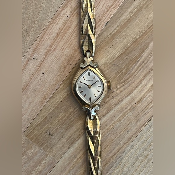 Bulova Ladies Watch Vintage Mechanical Winding Two Tone Bracelet Silver Dial - Picture 4 of 11